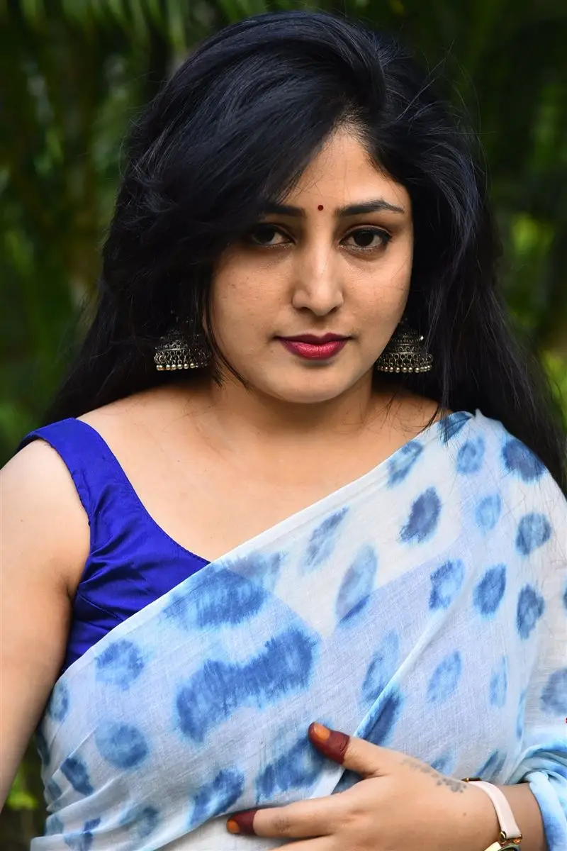 Praneekaanvikaa In Blue Saree Sleeveless Blouse